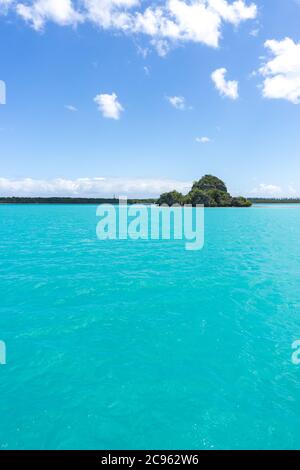 Magnifique paysage marin de la baie UPI, Pines Island, nouvelle-calédonie : lagon turquoise, végétation luxuriante, ciel bleu. Format portrait Banque D'Images