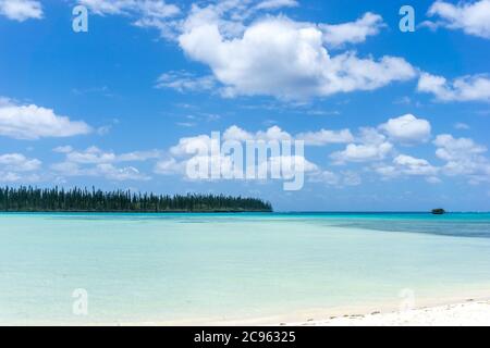 paysage marin de l'île Pines, nouvelle-calédonie : lagon turquoise, rochers typiques, ciel bleu Banque D'Images