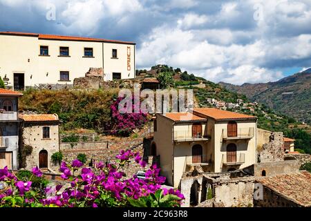 maisons nichées sur la colline dans l'ancien village de savoca sur l'île de sicile, italie. Banque D'Images