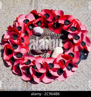 Couronne de coquelicots rouges, Monument aux héros du 19 août 1942 atterrissage franco-canadien, Dieppe, Seine-Maritime, Normandie, France Banque D'Images