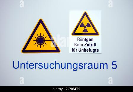 Essen, Rhénanie-du-Nord-Westphalie, Allemagne - Hôpital. Roentgen pas d'accès pour les personnes non autorisées. Avertissement de rayons X sur la porte de la salle d'examen 5. | Banque D'Images