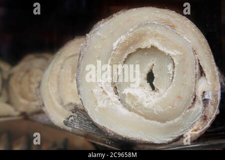 Rouleaux de bacalao ou de morue séchés et salés dans une vitrine à Malaga, Espagne. Bacalao con tomate, poisson de morue à la tomate est un dis espagnol traditionnel Banque D'Images