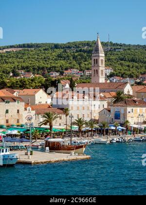 Supetar, île de Brac, Dalmatie, Croatie - Supetar sur l'île de Brac. Complexe de vacances avec vieille ville et petit port. Banque D'Images