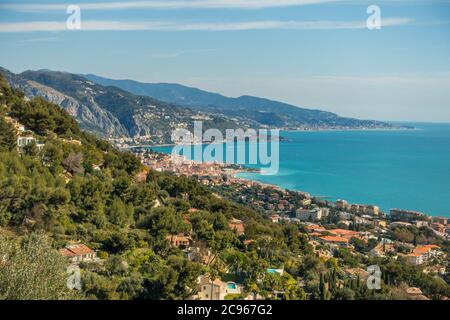 Vue en hauteur de Roquebrune à Menton et Ligurie (Italie), Côte d'Azur, France, Europe Banque D'Images