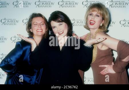 Los Angeles, Californie, États-Unis 11 février 1996 l'actrice Jennifer Saunders, comédienne Roseanne et l'actrice Joanna Lumley assistent aux 10e Prix annuels de la comédie américaine le 11 février 1996 au Shrine Auditorium de Los Angeles, Californie, États-Unis. Photo par Barry King/Alay stock photo Banque D'Images