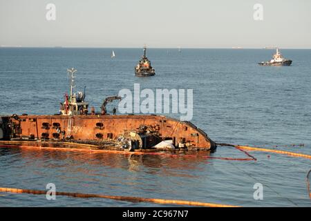 Le travailleur se prépare à récupérer un navire naufragé à Odessa en Ukraine. Banque D'Images