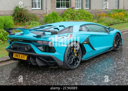 2019 modèle Bleu sarcelle Lamborghini Aventador SVJ Sports car arrière côté conducteur vue latérale cad conduite à droite bleu turquoise italien moteur moyen lambor Banque D'Images