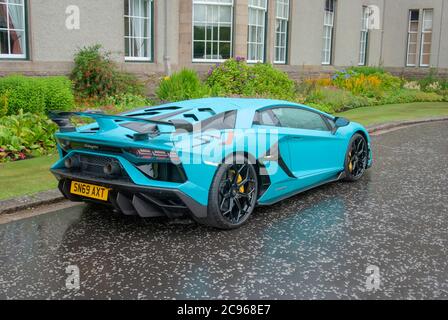 2019 modèle Bleu sarcelle Lamborghini Aventador SVJ Sports car arrière côté conducteur vue latérale cad conduite à droite bleu turquoise italien moteur moyen lambor Banque D'Images