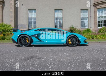 2019 modèle Bleu sarcelle Lamborghini Aventador SVJ Sports car côté conducteur vue latérale cad conduite à droite bleu turquoise italien moteur intermédiaire lamborghini Banque D'Images