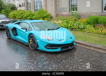 2019 modèle Bleu sarcelle Lamborghini Aventador SVJ Sports car avant côté conducteur vue latérale conduite à droite conduite à droite bleu turquoise italien moteur intermédiaire lambo Banque D'Images