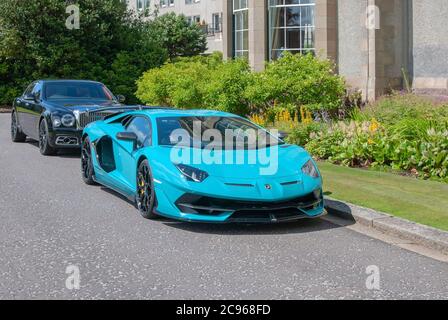2019 modèle Bleu sarcelle Lamborghini Aventador SVJ Sports car avant côté conducteur vue latérale conduite à droite conduite à droite bleu turquoise italien moteur intermédiaire lambo Banque D'Images