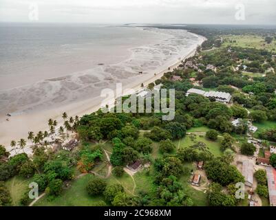 Un cliché aérien de Bagamoyo, Tanzanie. Courbe de l'océan Indien Beachline Coast avec des navires Banque D'Images