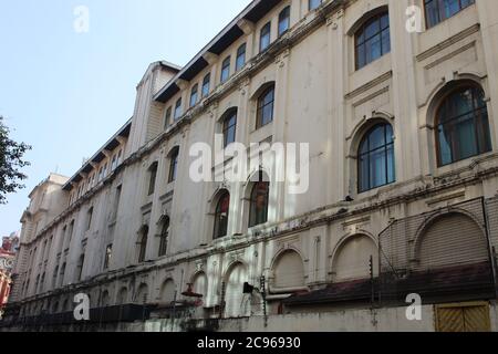 Kolkata, Bengale-Occidental/Inde - 29 décembre 2019 : vue rognée et partielle du célèbre hôtel Oberoi Grand, à l'Esplanade, Dharmatala, Kolkata. Banque D'Images