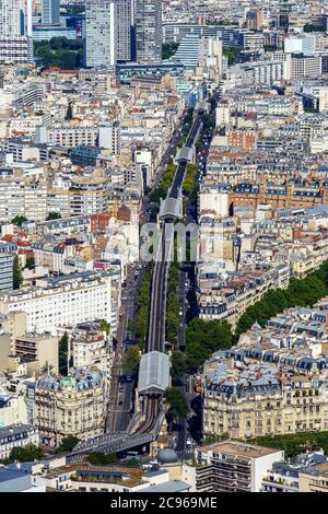 Prise de vue en grand angle du métro aérien de Paris ligne 6 - Paris, France Banque D'Images