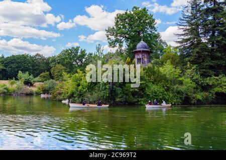 Personnes en bateau près du kiosque de l'empereur dans le Bois de Boulogne - Paris, France Banque D'Images