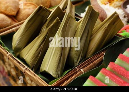 Koyabu, le gâteau doux de Manadonese de la noix de coco râpée et du sucre de palme dans le sachet de feuilles de Pandan Banque D'Images