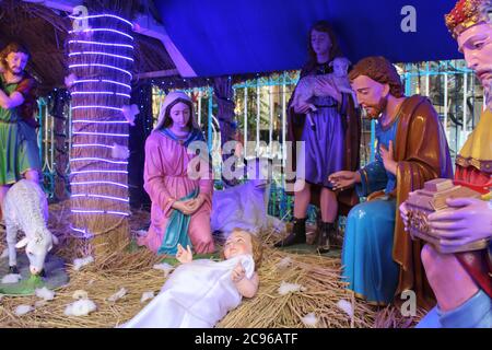 Kolkata, Bengale-Occidental/Inde - 29 décembre 2019: Un modèle de la scène de la Nativité à la naissance de Jésus dans un stable à Bethléem. Maquette de statue humaine avec s Banque D'Images