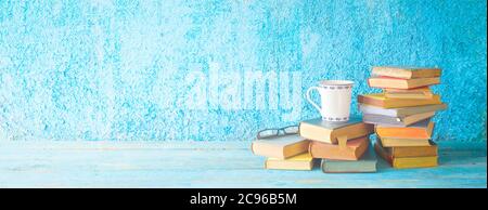 Pile de vieux livres, verres et une tasse de café. Lecture, littérature, concept d'éducation. Panoramique avec espace de copie libre Banque D'Images