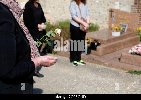 Funérailles au cimetière d'Evreux, France pendant l'épidémie de COVID-19. Banque D'Images