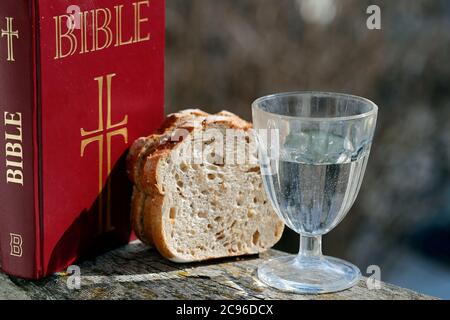 Pain, verre d'eau, et sainte Bible pendant le Carême. Une célébration religieuse solennelle qui commence le mercredi des cendres et se termine le samedi Saint. France. Banque D'Images