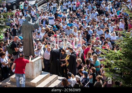 Procession chrétienne dans la ville d'Annaya, au nord du Liban, de l'ermitage au monastère de Saint Maroun. Banque D'Images