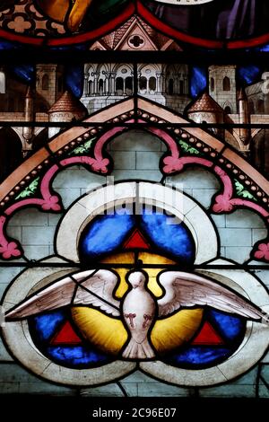 Basilique notre-Dame de Genève. Fenêtre en vitrail. Colombe de l'Esprit Saint en trèfle. Genève. Suisse. Banque D'Images