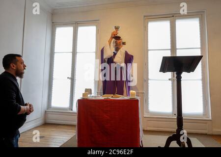 Masse dans un oratoire catholique pendant l'épidémie de COVID-19 à Evreux, France. Banque D'Images