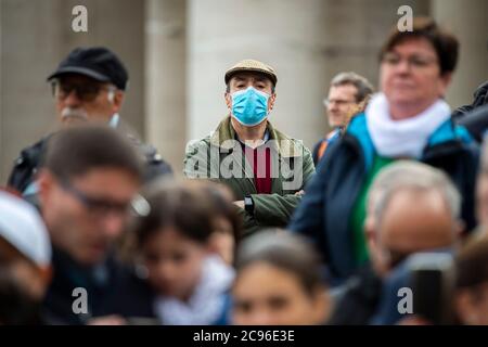 Fidèles catholiques portant un masque facial pendant le pape François audience générale hebdomadaire sur la place Saint-Pierre au Vatican. Banque D'Images