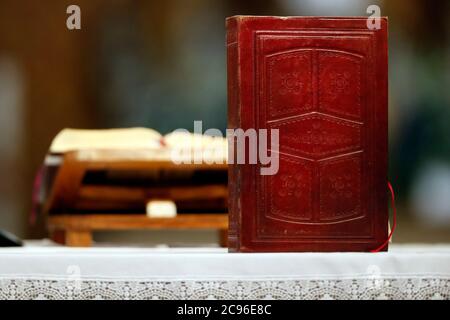 Basilique notre-Dame de Genève. Missal sur l'autel prêt pour la célébration de la messe de Genève. Suisse. Banque D'Images