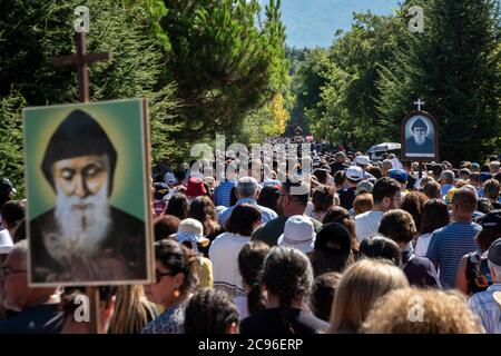 Les croyants chrétiens libanais marchent lors d'une procession dans la ville d'Annaya, au nord du Liban, de l'ermitage au monastère de Saint Maroun. Banque D'Images