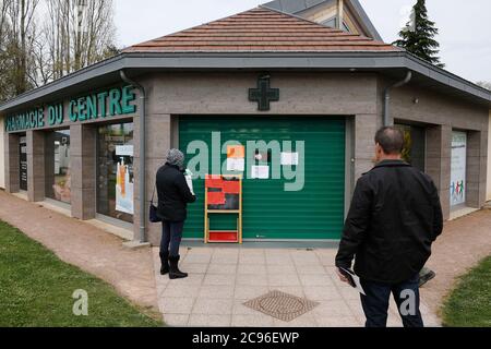 Chimiste (pharmacie) pendant le confinement de la COVID-19 à Eure, France. Banque D'Images