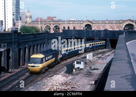 Un train à grande vitesse InterCity 125 partant de la gare de Leicester avec un service à destination de London St. Pancras, Leicestershire, Royaume-Uni. 21 septembre 1986. Banque D'Images