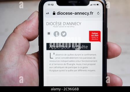 Collecte de fonds sur un smartphone pour l'église catholique. France. Banque D'Images