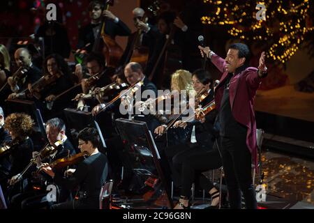 Lionel Richie se produit lors du concert de Noël annuel dans le Paul VI Hall du Vatican. Banque D'Images