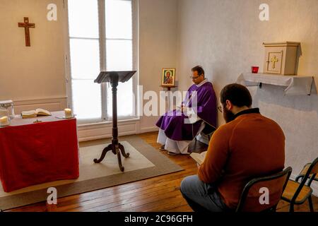 Masse dans un oratoire catholique pendant l'épidémie de COVID-19 à Evreux, France. Banque D'Images