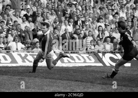 Llanelli RFC, pays de Galles et Lions britanniques et irlandais Winger Ieuan Evans a obtenu un score pour Llanelli RFC contre Neath RFC lors de la finale de la coupe Schweppes de la WRU tenue à Cardiff Arms Park, Cardiff, le 6 mai 1989. Banque D'Images