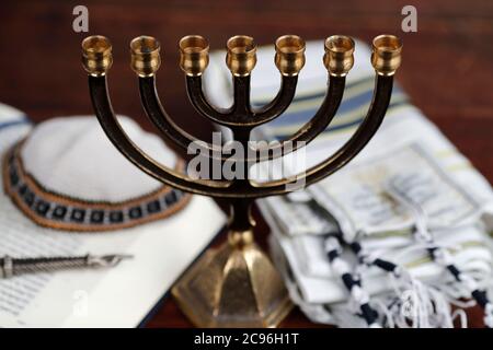 Menorah, sylver yad, talle, kippah et Torah. Symboles juifs. France. Banque D'Images