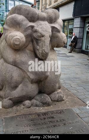 Symbole de la ville de Derby - la sculpture de RAM de Derby dans East Street, Derby Banque D'Images