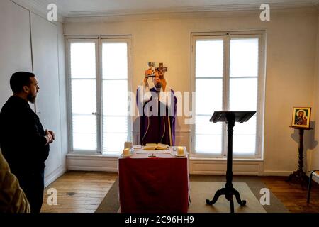 Masse dans un oratoire catholique pendant l'épidémie de COVID-19 à Evreux, France. Banque D'Images