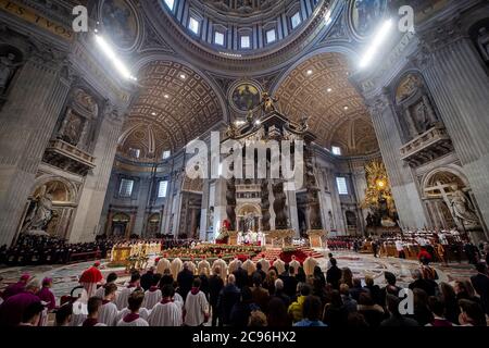 Le pape François célèbre la Sainte Messe Epiphanie dans la basilique Saint-Pierre, cité du Vatican Banque D'Images