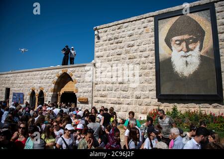 Les croyants chrétiens libanais marchent lors d'une procession dans la ville d'Annaya, au nord du Liban, de l'ermitage au monastère de Saint Maroun. Banque D'Images