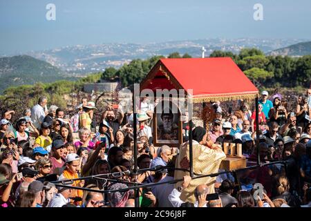 Les croyants chrétiens libanais marchent lors d'une procession dans la ville d'Annaya, au nord du Liban, de l'ermitage au monastère de Saint Maroun. Banque D'Images