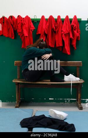 Victime d'abus dans une salle de sport d'école. Montrouge, France. Banque D'Images