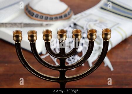 Menorah, sylver yad, talle, kippah et Torah. Symboles juifs. France. Banque D'Images