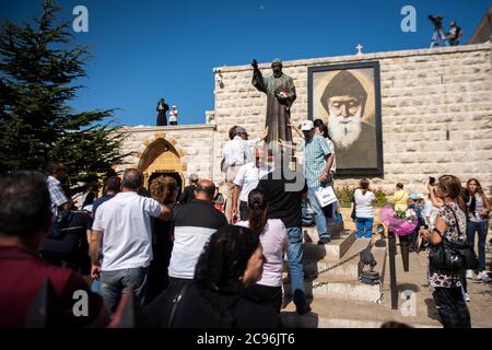 Procession chrétienne dans la ville d'Annaya, au nord du Liban, de l'ermitage au monastère de Saint Maroun. Banque D'Images