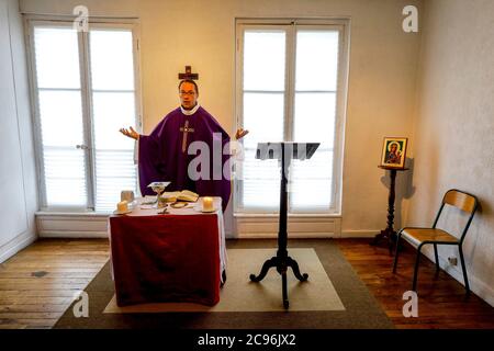 Masse dans un oratoire catholique pendant l'épidémie de COVID-19 à Evreux, France. Banque D'Images