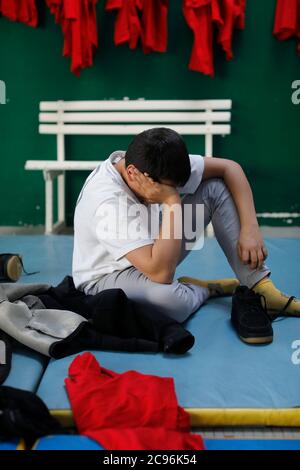 Victime d'abus dans une salle de sport d'école. Montrouge, France. Banque D'Images
