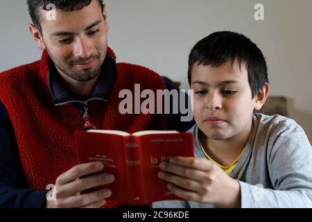 Frères lisant la bible à Eure, France. Banque D'Images