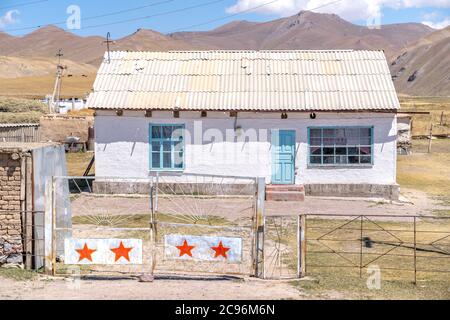 La vue du petit village isolé de l'âge soviétique au Kirghizistan Banque D'Images