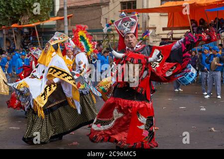 Les membres d'un groupe de danse de Waca Waca costume orné parade dans la ville minière d'Oruro sur l'Altiplano de Bolivie durant le carnaval annuel. Banque D'Images